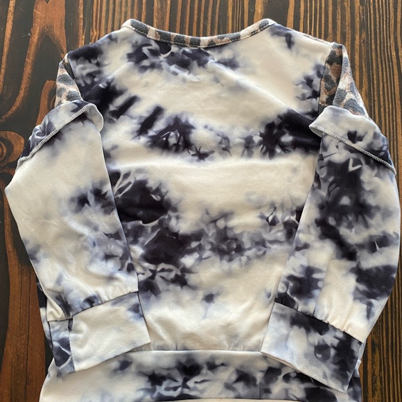 Leopard and Tie-Dye Ruffle sweatshirt. Girls size (XS) 12-18 months - Picture 6 of 7
